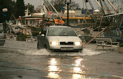 Tsunami na Jadranu: Obalu potopili valovi od 5 metara