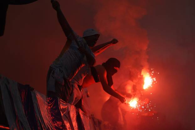 Rijeka: Bakljada na tribinama tijekom utkamice HNK Rijeka - NK Slaven Belupo