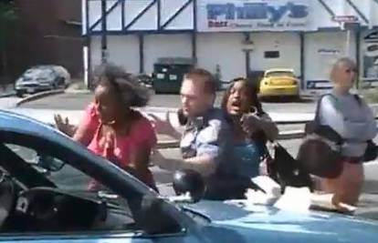 Policajac udario djevojku šakom, pretrčala je cestu
