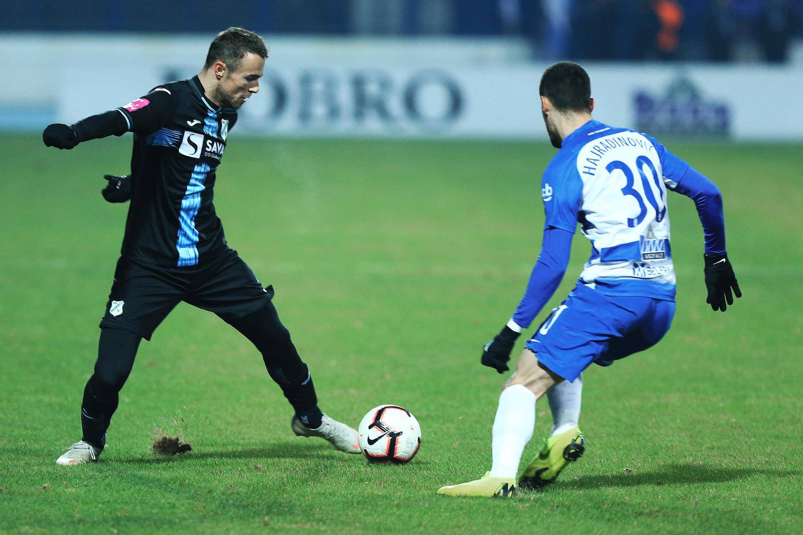 U derbi-susretu 16. kola Prve HNL u Osijeku su nogometaši Rijeke svladali Osijek s 2-1 