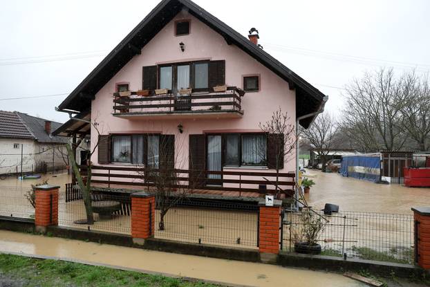 Poplava u Orahovici, voda prijeti kućama