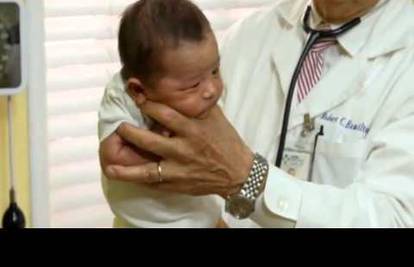 Pedijatar je otkrio nevjerojatan trik koji trenutno smiruje bebu