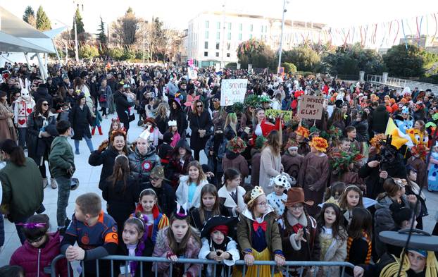 Šibenik: Maškarana povorka Šibenskog krnjevala 2026. prošetala je gradom sa 300 Dalmatinera