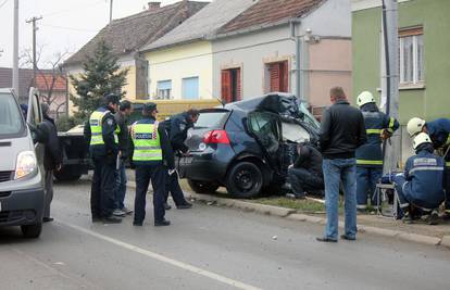 Golfom udario u kombi i stup, u sudaru poginula suvozačica