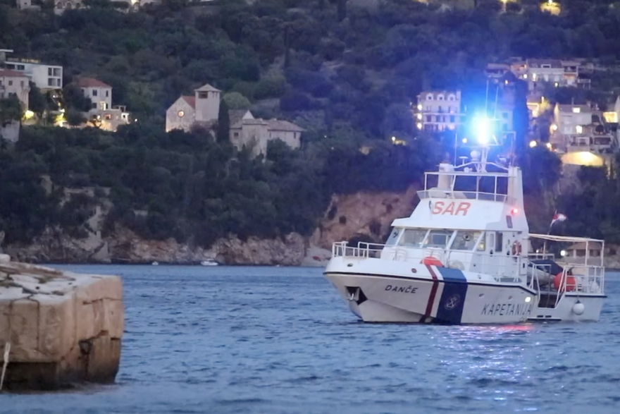 Dubrovnik: Osam osoba spašeno nakon prevrtanja kajaka, za njih troje se još traga, no još uvijek bez rezultata