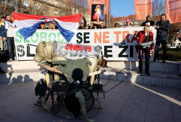 Zagreb: Prosvjednici protiv COVID potvrda na Trgu žrtava fašizma doveli zlatno tele