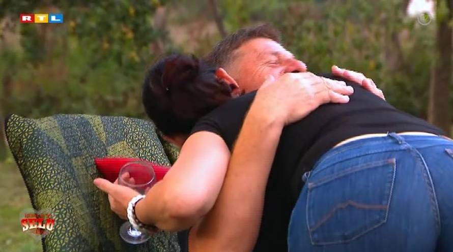 Zvonko je iskoristio situaciju i pomirisao Branku: 'Glavu je u grudi stavio čim je dobio priliku'