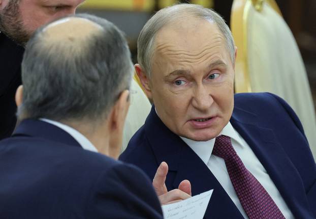 Russian President Putin and Mongolian President Khurelsukh meet in Moscow