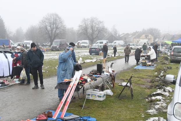 Koprivnica: Zimski uvjeti smanjili broj prodavača na koprivničkom buvljaku