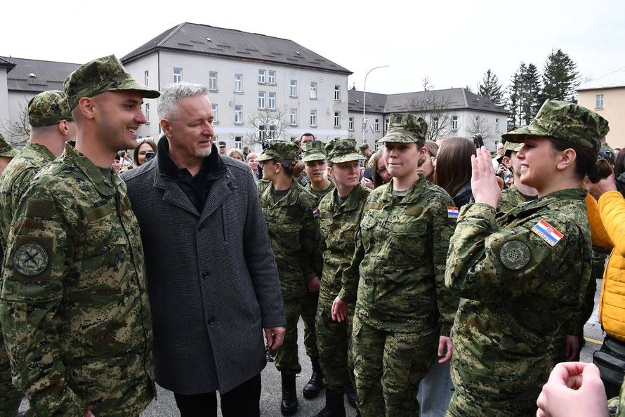 Na svečanoj prisegi ročnika u Požegi pozornost je privukla Diva Perković, kći pjevača Marka Perkovića Thompsona