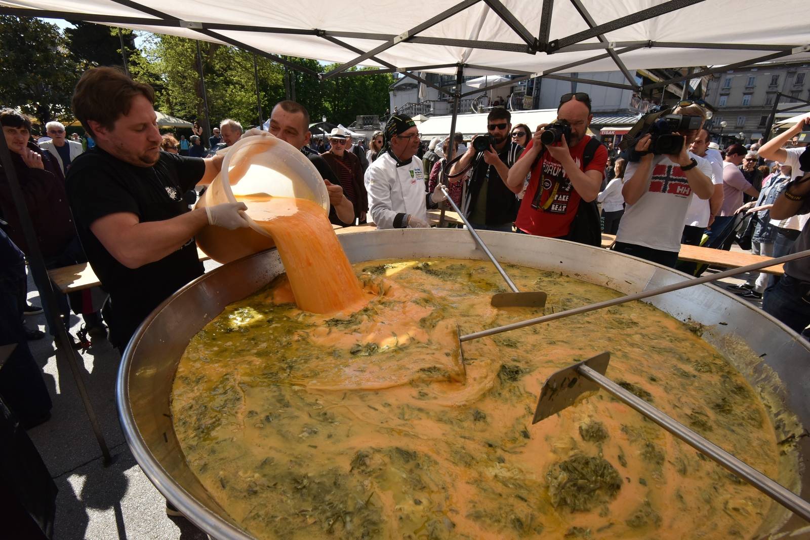 Pula: GraÄanima podijeljena uskrÅ¡nja fritaja s 1500 jaja