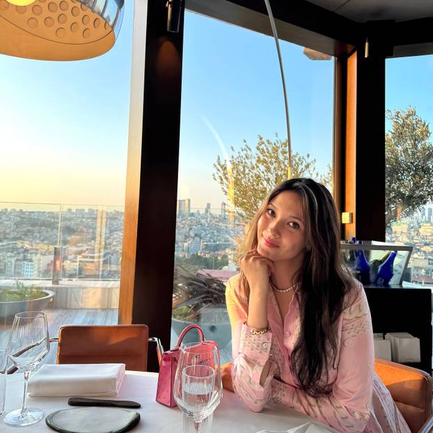 FOTO Ova olimpijka može sve. Na skijama osvaja medalje, a u tangicama podsjeća da je model