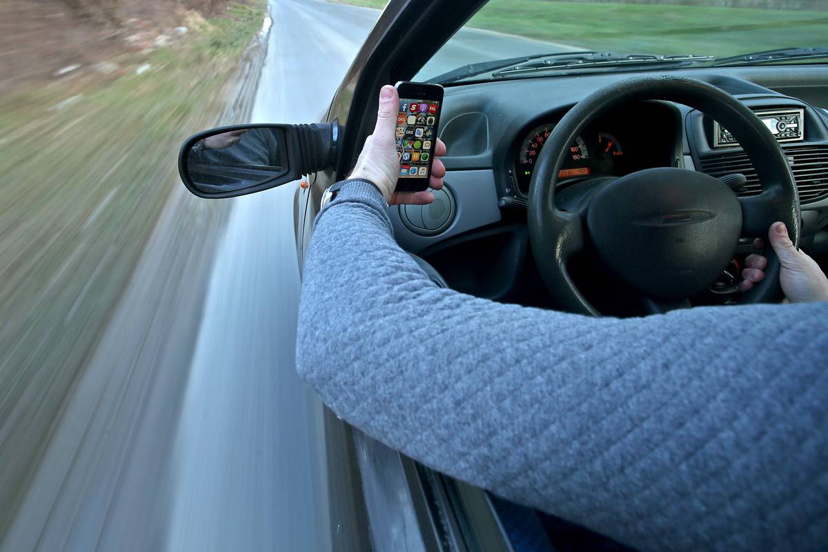 Opasan trend: Sve više vozača u vožnji se koristi mobitelom