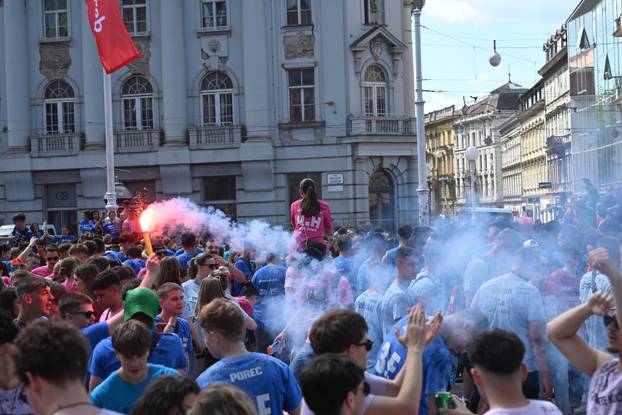 Zagreb: Zagrebački maturanti slave zadnji dan škole