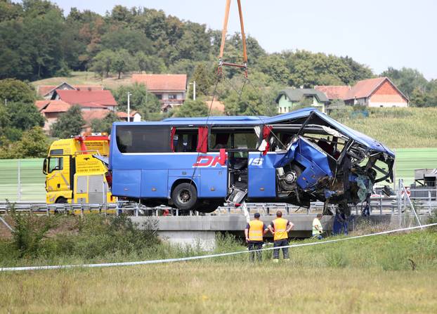 Teška nesreća na A4: Izvlačenje autobusa nakon nesreće u kojoj je poginulo 12 ljudi