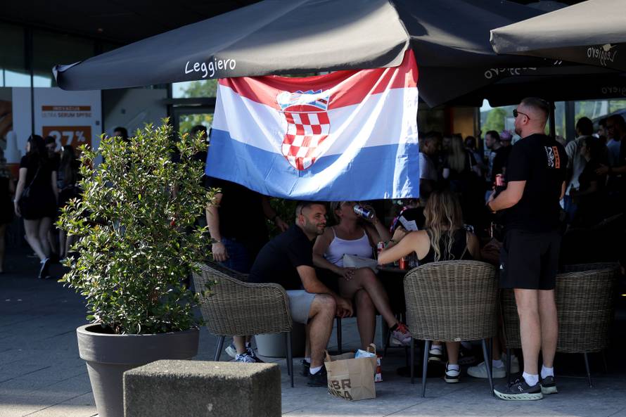 Zaprešić: Navijači se okupljaju uoči koncerta Marka Perkovića Thompsona