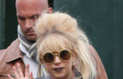 Lady GaGa u pubu počastila mladence pićem i pjesmom...