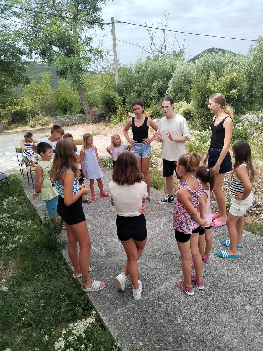 Dječji žamor i smijeh uz šarenilo boja ispunio staru školu koja je desetljećima bila bez njega