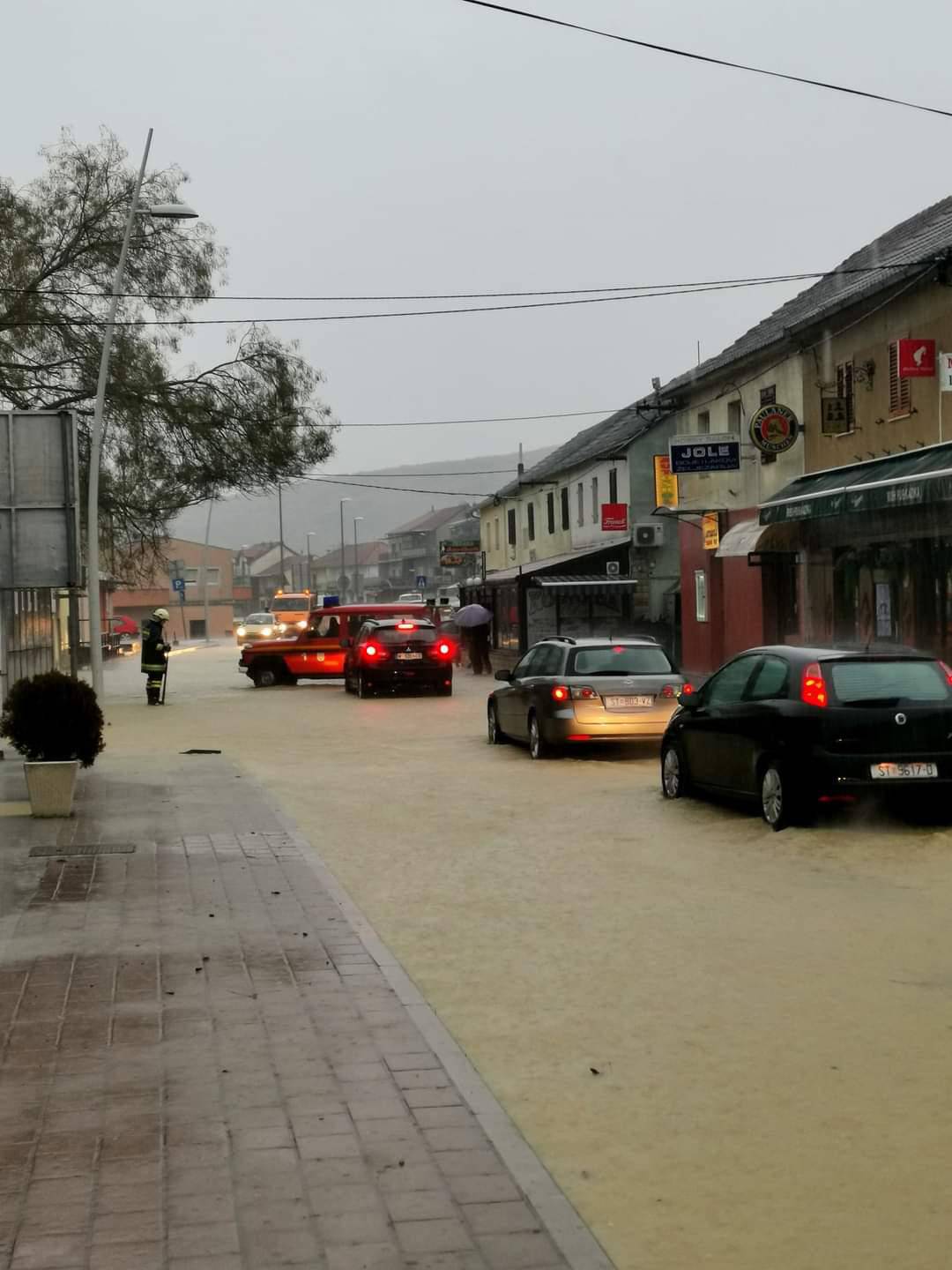 Kiša je padala cijeli dan, a onda je centar odjednom poplavio. 'Trgovine su sve pod vodom'