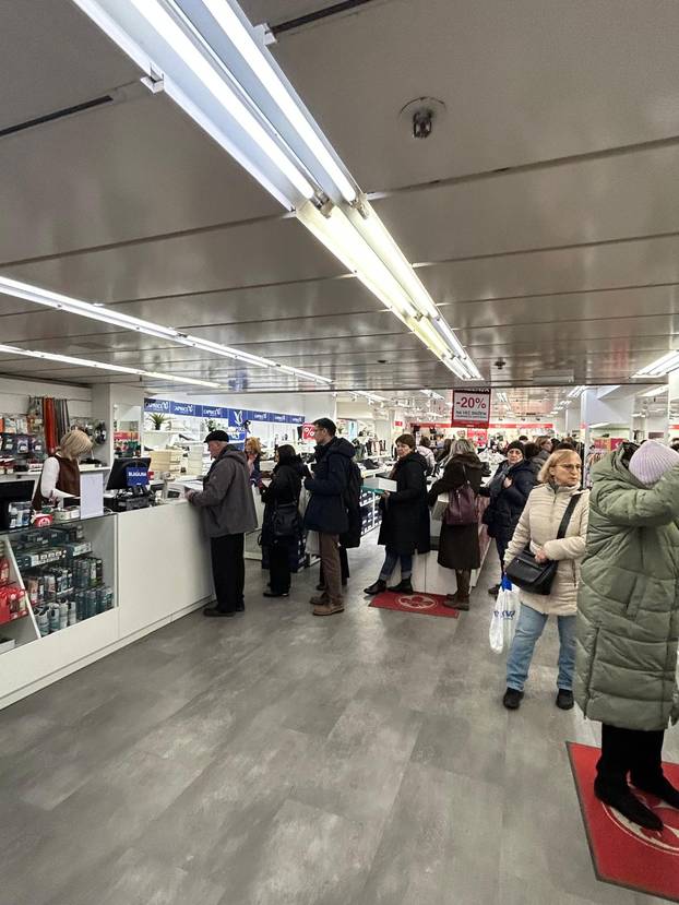 FOTO Velika rasprodaja zbog zatvaranja Name: 'Dućani su krcati, ovako nije niti za Božić'