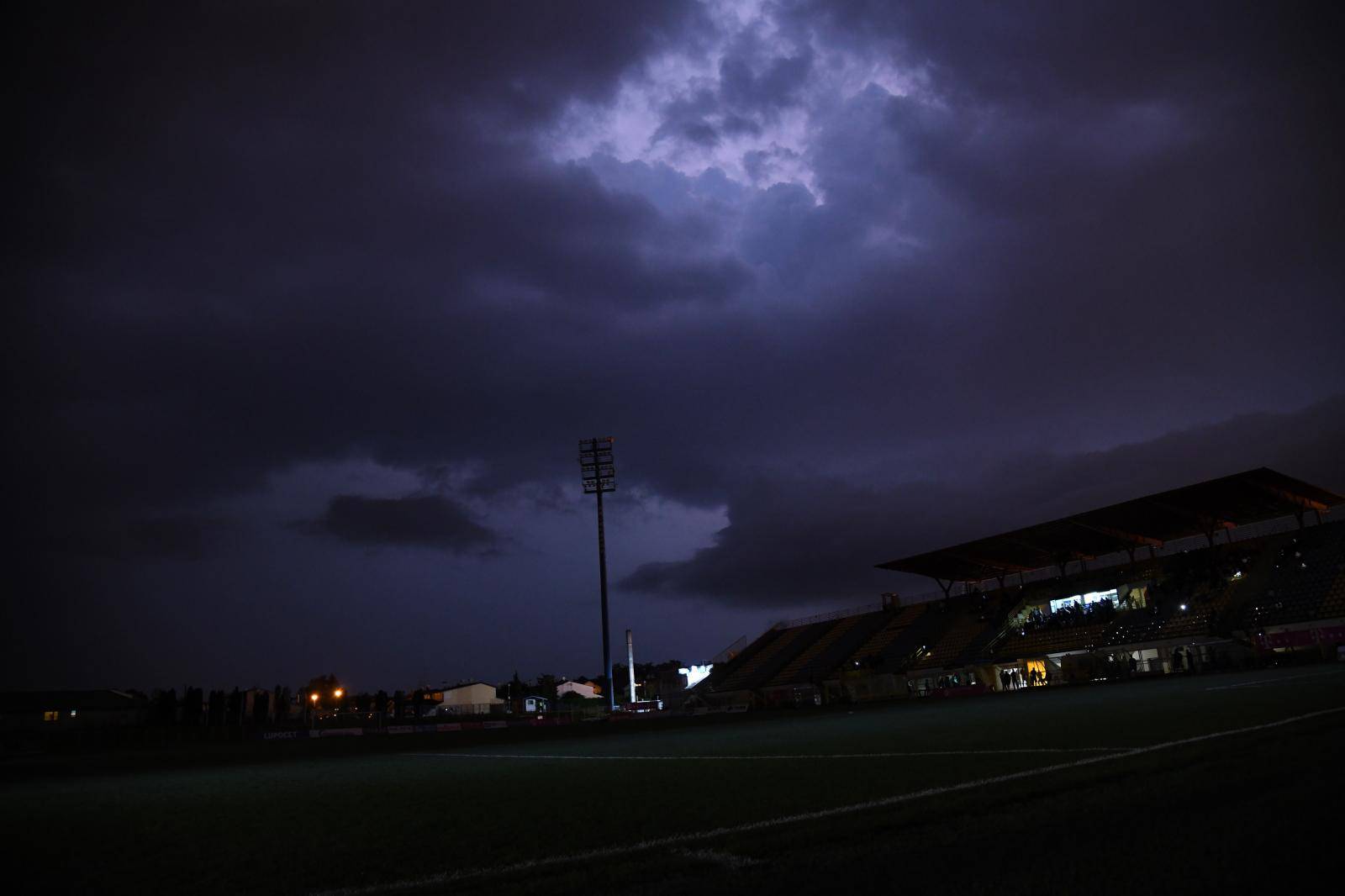 ZapreÅ¡iÃ¦: Dolazak olujnog nevremena rezultirao nestankom struje  tijekom utakmice HNL-a
