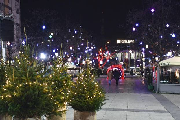 FOTO Čarolija Adventa: Diljem Hrvatske zablistali su gradovi, pogledajte prekrasnu atmosferu