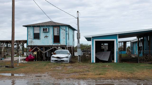  Residents clear debris, assess damages after Hurricane Beryl moves through southern Texas