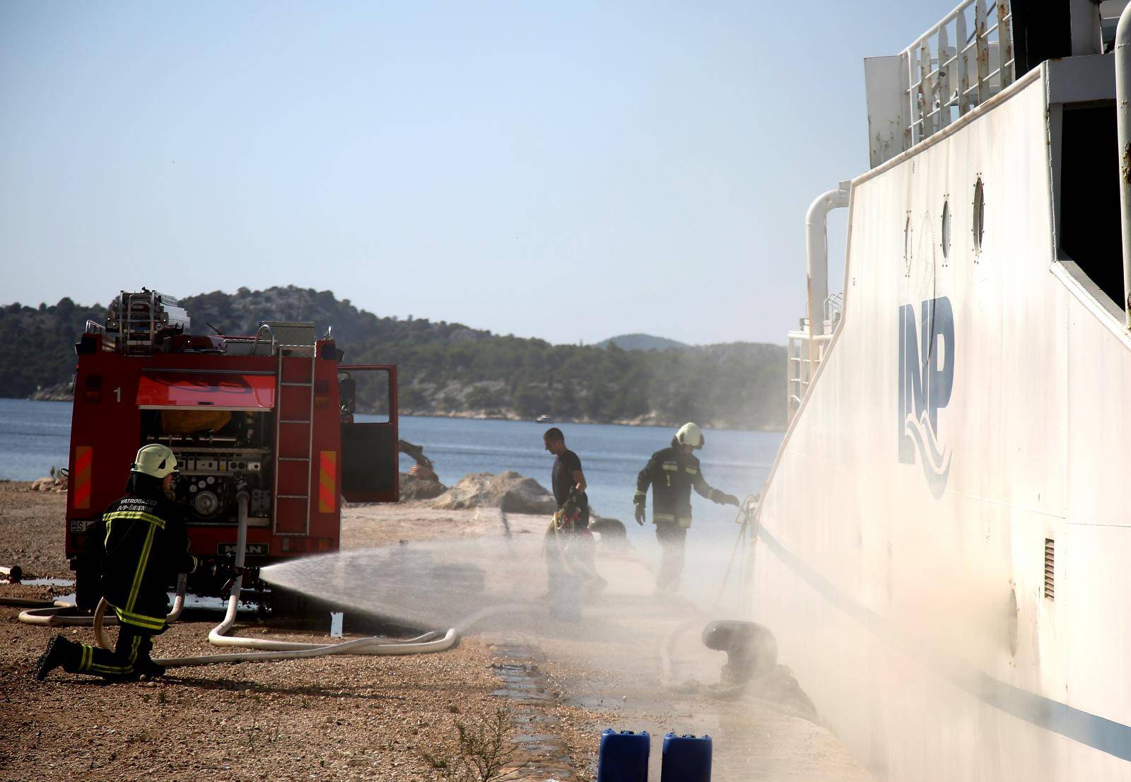 Šibenik: Još nije ugašen požar na brodu Moli, privezanom uz rivu u bivšem TEF-u