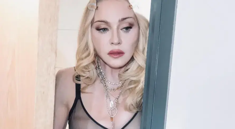 Madonna pozirala u prozirnom grudnjaku i pokazivala grudi