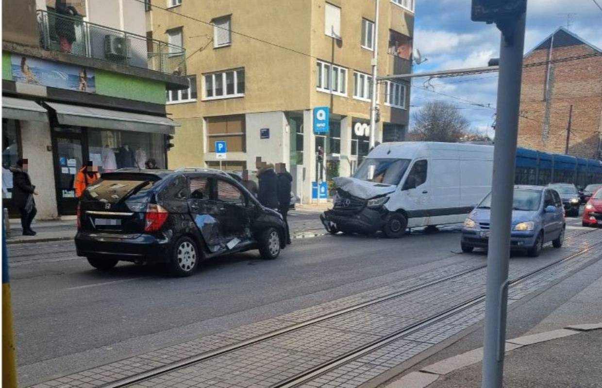 U Zagrebu se sudarili kombi i automobil: 'Stvorila se gužva'