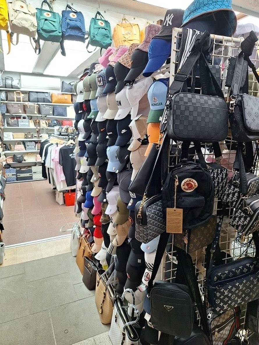 Armani, Hermes, Prada, Real. Carinici u akciji. Pogledajte što su sve zaplijenili na obali