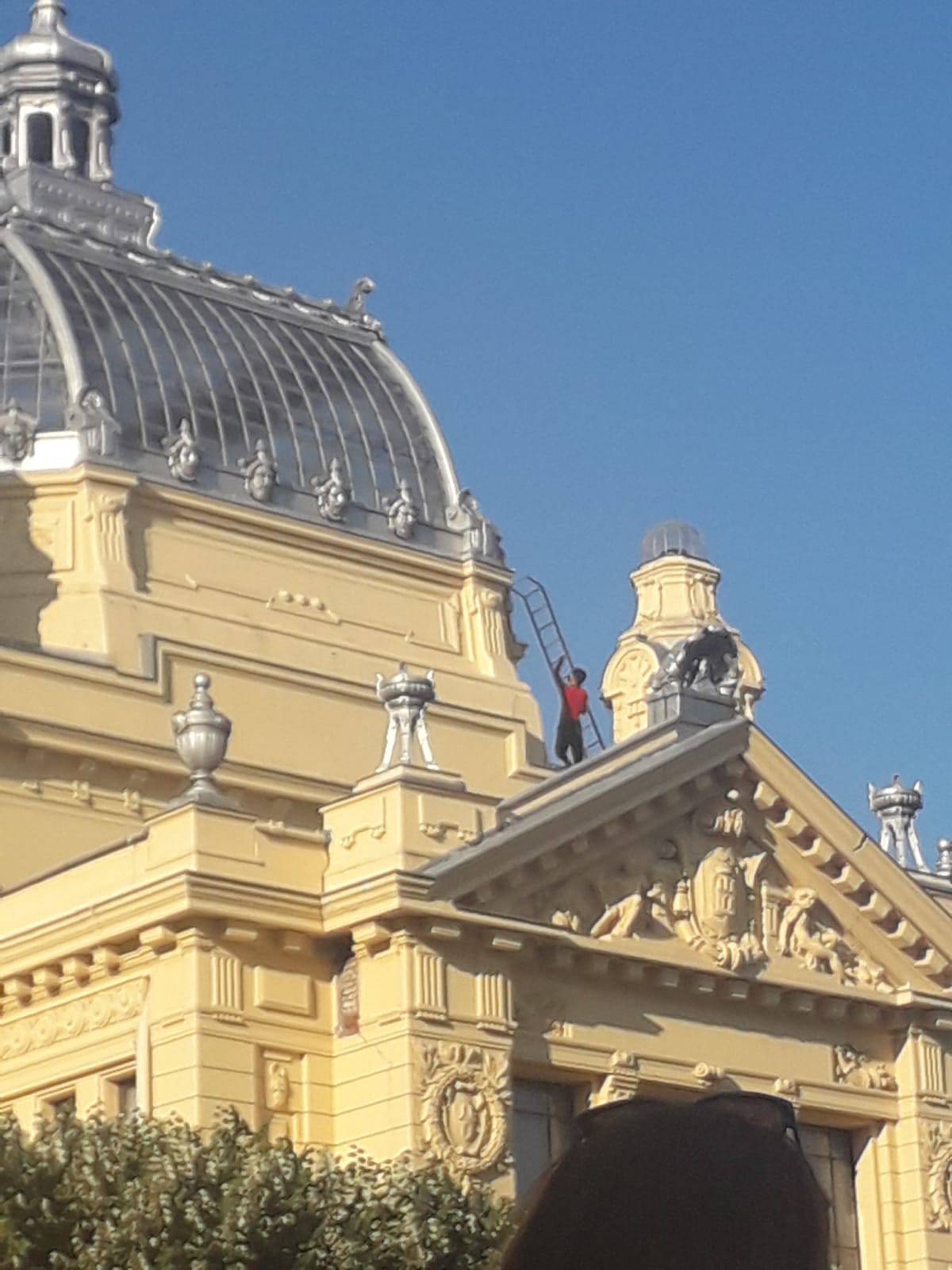 Suludo, glupo i opasno! Penjao se po Umjetničkom paviljonu u Zagrebu; Policija: 'Istražujemo'