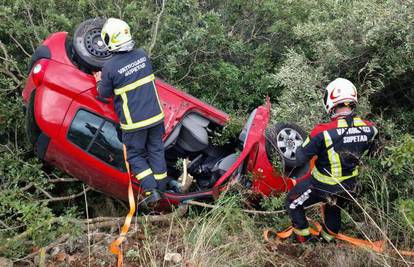 Čudo na Braču: Volan nabijen do poda, grana prošla kroz auto. Vozačica prošla bez ozljeda!