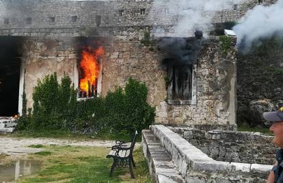 Zapalila se tvrđava Klis, veliki požar gasili su više od tri sata