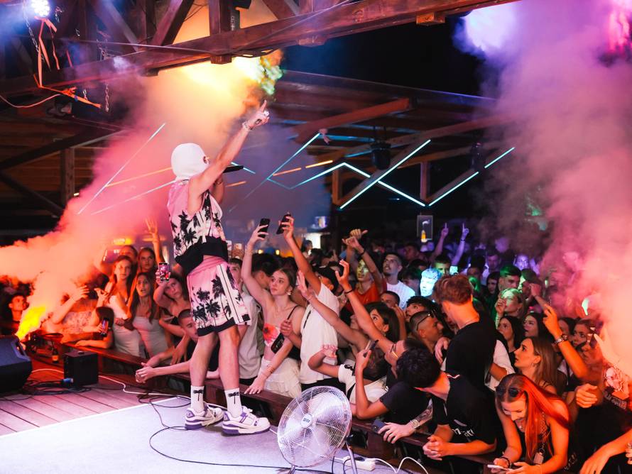 Mladi iz Dalmacije navalili su u Vodice na veliki koncert Devita: 'Osjetim da će nešto postati hit'