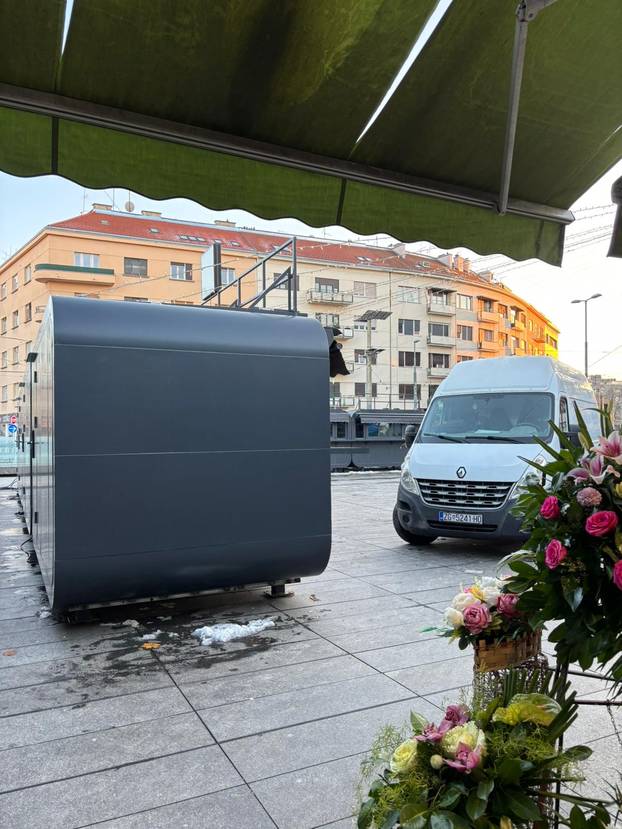 FOTO Adventske kućice na Trgu i Kvatriću. Kako vam se sviđaju? Pišu: 'Vagoni, kavezi, zatvor'