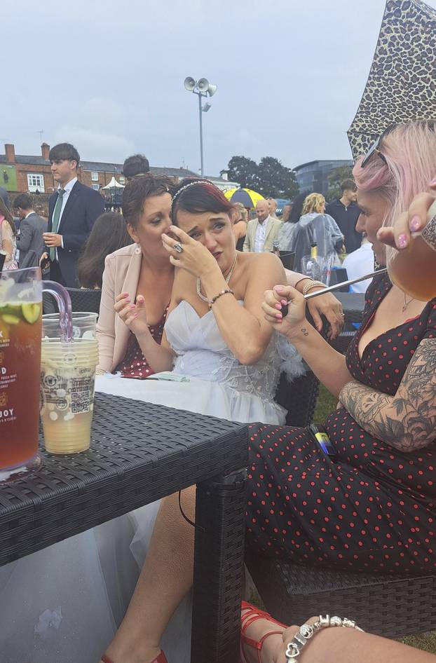 Jilted bride left in tears after racegoers �laughed� at her wedding dress