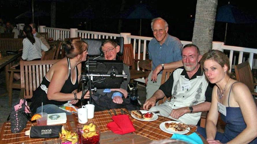 Otkrili tko su cure u bikiniju na spornoj fotografiji s Hawkingom