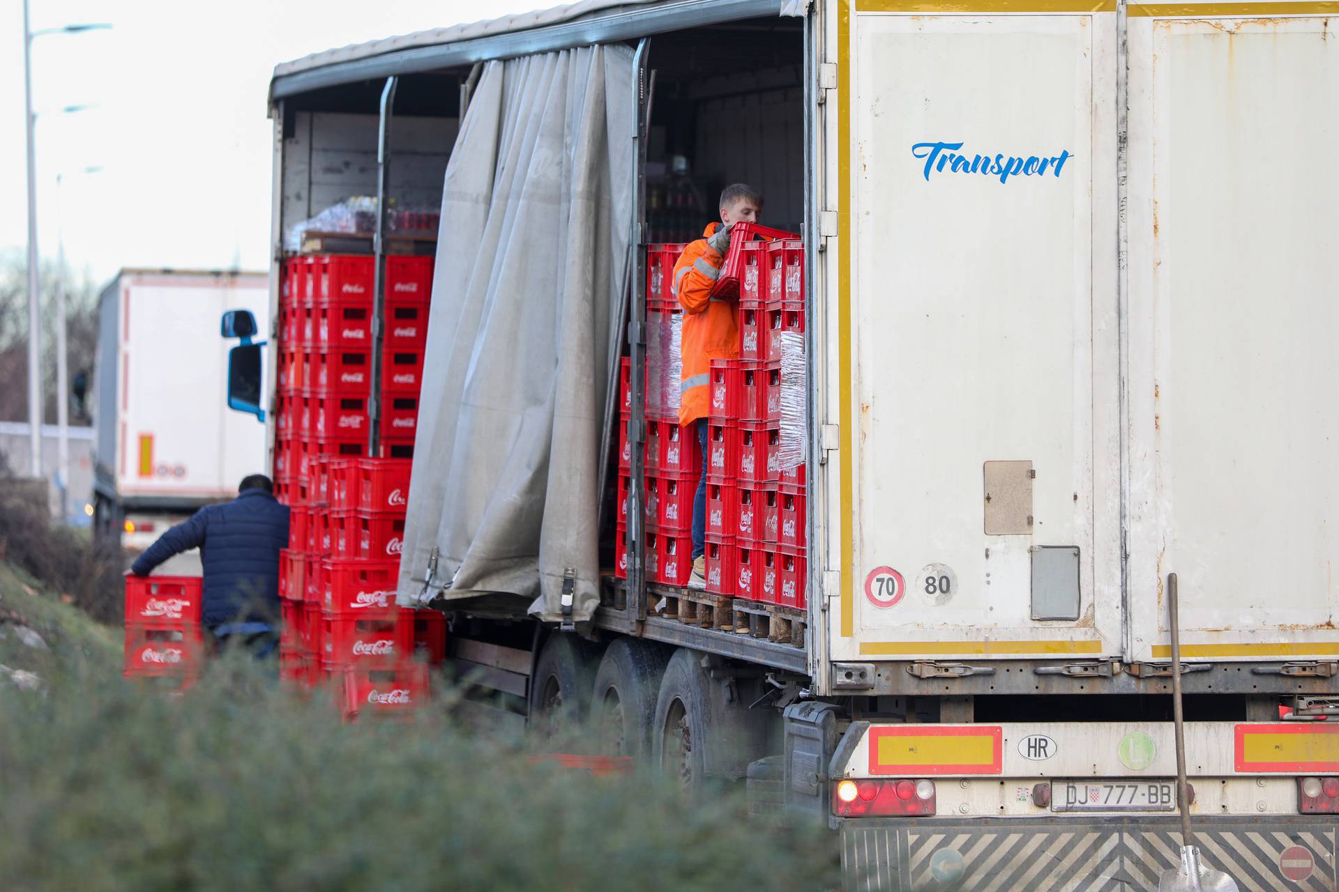 Zagreb: Iz kamiona ispale boce Coca-Cole 