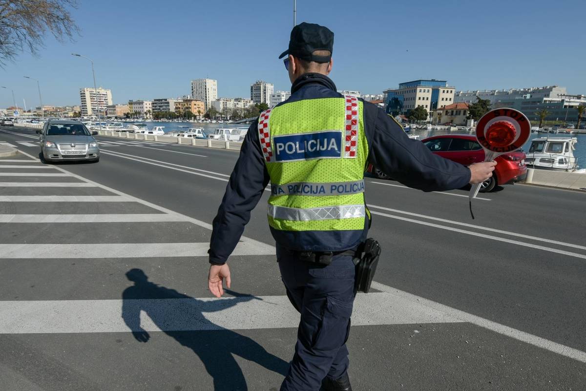 Mladić (19) bez vozačke bježao od policije, sletio je u kanal...