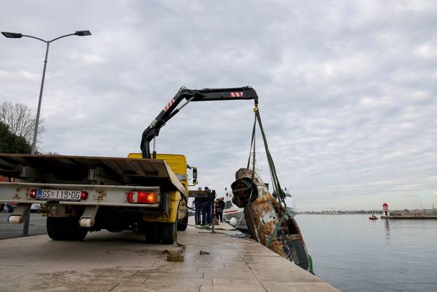 Zadar: Izvlačenje auta koji je 18 godina bio u moru
