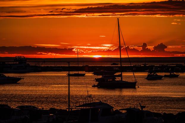 Novalja: Zalazak sunca uz oblake i more