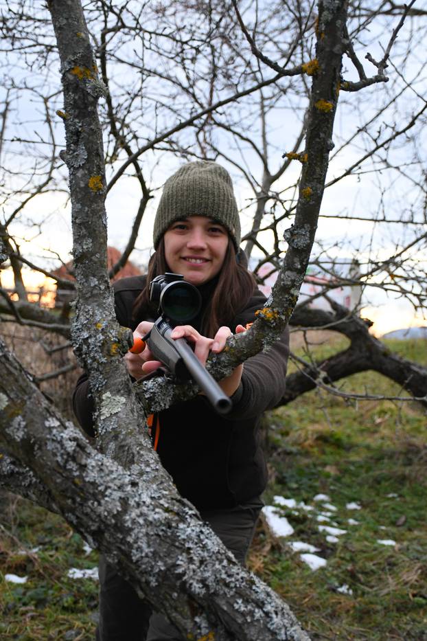 Zrinska: Mlada  lovkinja članica Lovačkog društva Jelen 