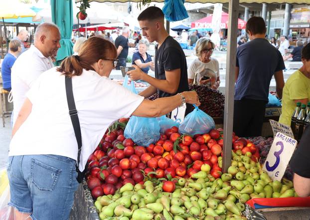 FOTO Krumpira, luka, rajčica i lubenica! Pogledajte cijene voća i povrća na šibenskoj tržnici