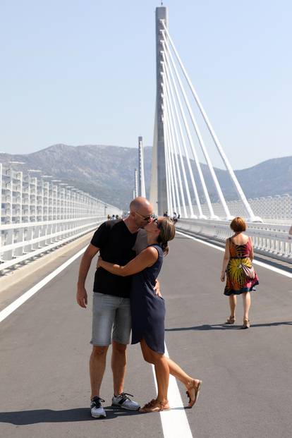 Prvi poljubac na Pelješkom mostu 