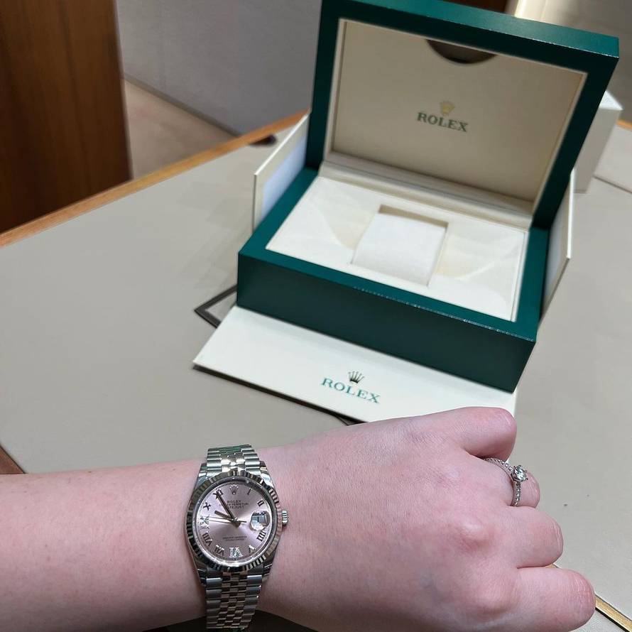 Što se sve poklanja poznatima: Misici Barbari luksuzni Porsche, Soraji džip od 360.000 eura...