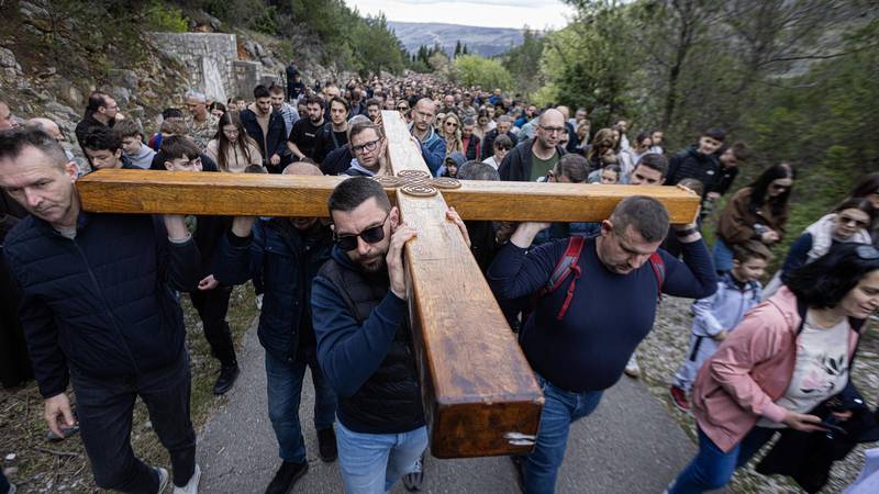 FOTO Križni put u Mostaru okupio brojne vjernike na Humu