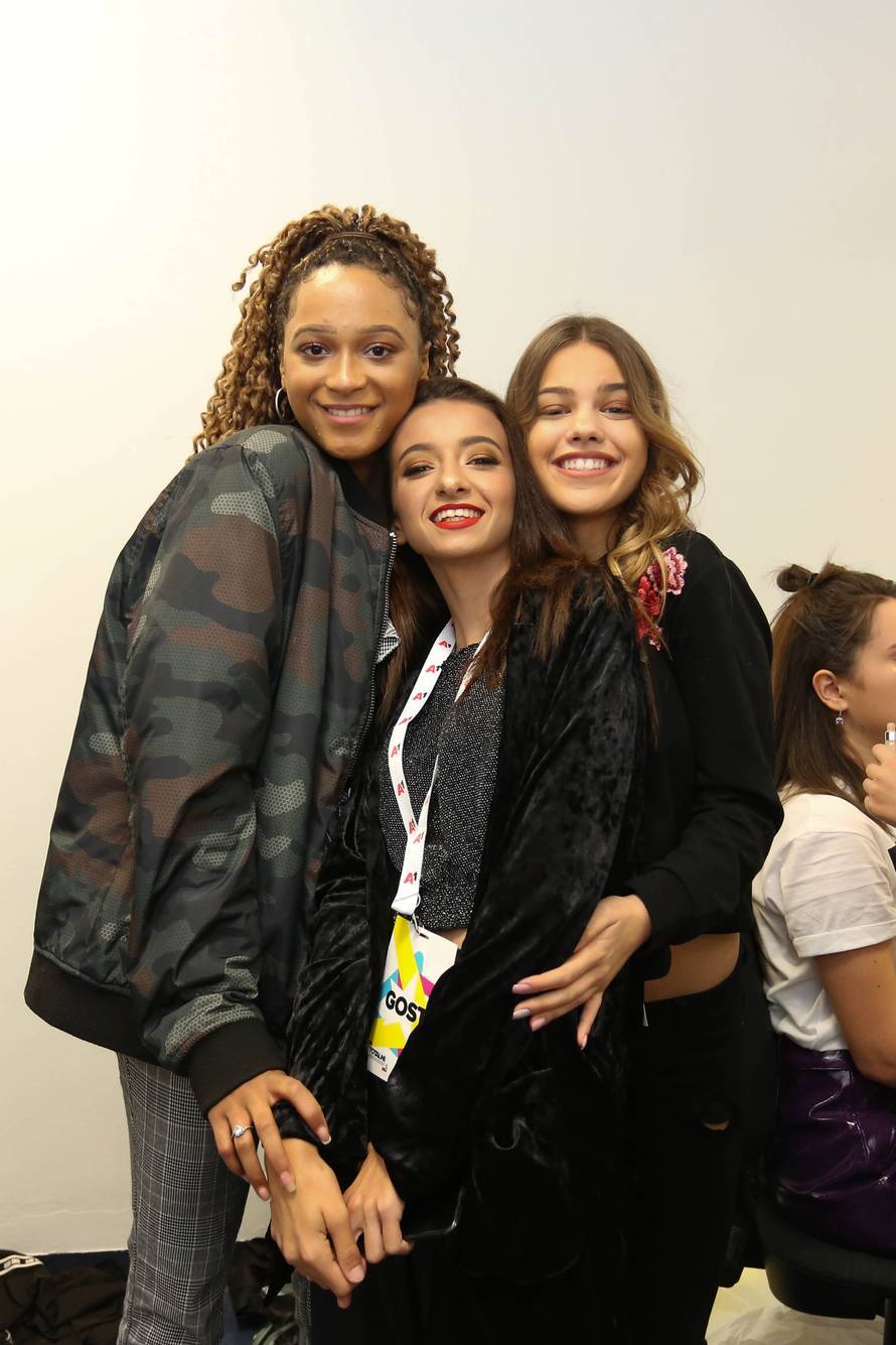 Youtuberi završavaju zadnje pripreme prije odlaska na binu