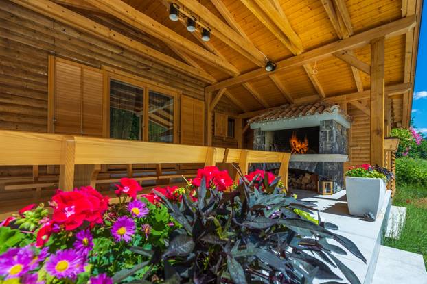 FOTO Kuću za odmor Mali Medo kod rodnog sela Nikole Tesle u Lici okružuje pravi prirodni raj