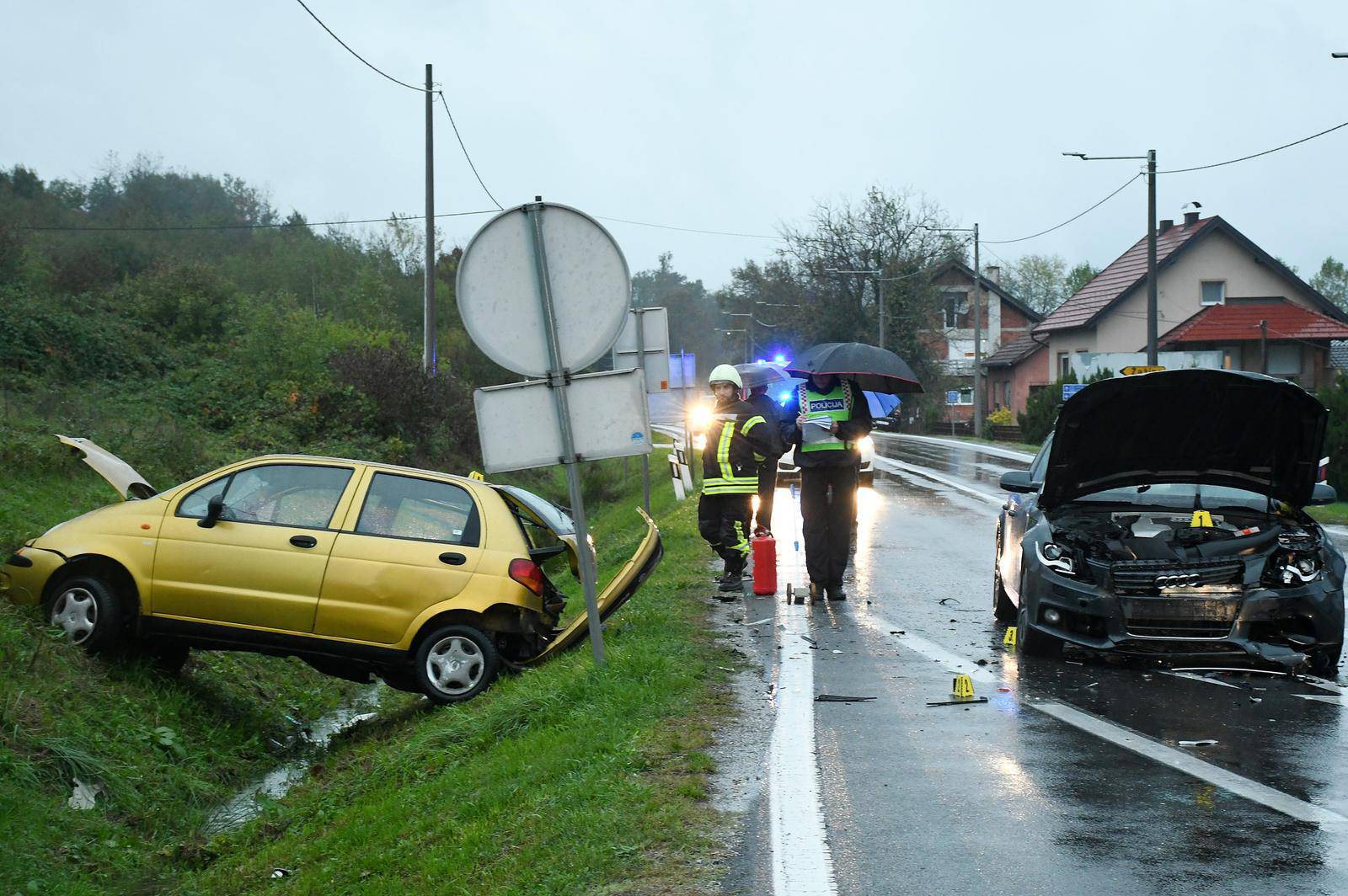 Žažina: Jedna osoba poginula u sudaru dva osobna vozila